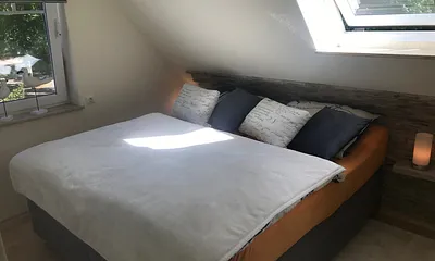 Schlafzimmer mit Einbauschrank und TV