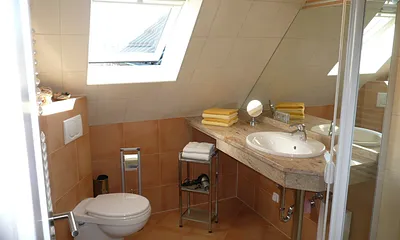 luxuriöses Bad mit Marmorwaschtisch