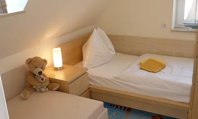 Kinderzimmer mit zwei vollwertigen Einzelbetten