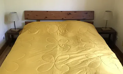 Das Schlafzimmer mit Doppelbett, auch als Rückzugsraum mit LCD TV und Stereoanlage