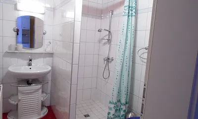   Separates  Bad mit Dusche und WC