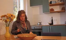 Unabhängig von Restaurants: Essplatz bei der Küchenecke in der Dachwohnung D401 mit Wohn- und Schlafzimmer.