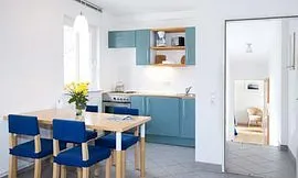 Geteiltes Niveau: Zwischen Wohn- und Schlafraum liegt das Duschbad.