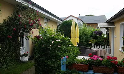 Blick auf Ihre Ferienunterkunft links im Bild