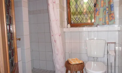  Separates Bad mit Dusche und WC