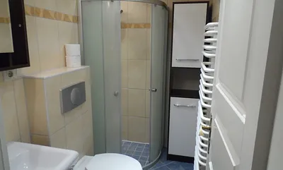 Separates Bad mit Dusche und WC