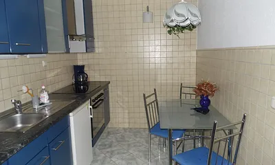 Vollkomfortküche mit  Esstisch 