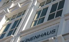 Unser DÜNENHAUS bietet elegante Ferienwohnungen mit ein bis drei Zimmern. Es liegt in der Allee zum Strand mit der Seebrücke.