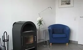 Kuschel-Kamin: Gemütlich in der kalten Jahreszeit - Kaminofen im Wohnzimmer (D402).