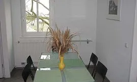 Tafelrunde: separater Essplatz als Mittelpunkt (D402) I Unser Haus besitzt eine Sauna, die individuell gebucht werden kann.