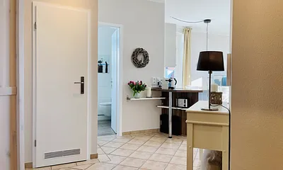 Blick vom Flur in den Wohnbereich