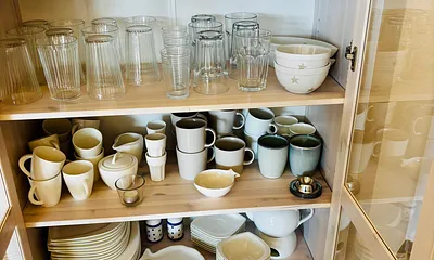 An Geschirr und Gläsern fehlt es definitv nicht! Zum reinigen hilft im Urlaub natürlich die Geschirrspülmaschine! 