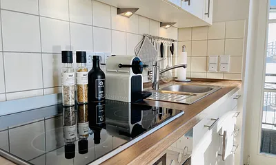 Küchenzeile mit NESPRESSO-Maschine, Filterkaffeemaschine, Wasserkocher, Handrührgerät etc.