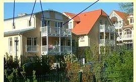 der obere Balkon gehört zur Ferienwohnung und ist zur Südseite ausgerichtet die Fenster sind lt. Beschriftung den Zimmern zugeordnet.