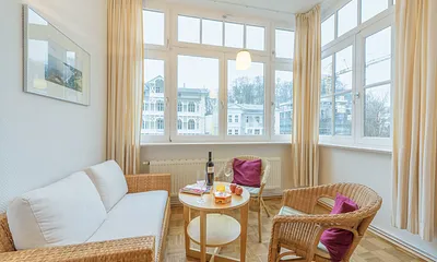 Sitzecke mit Aussicht auf die Wilhelmstraße (D101 Typ D301).