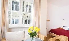 Die Sitzecke im Wintergarten (Erker) liegt in der Nachmittagssone.