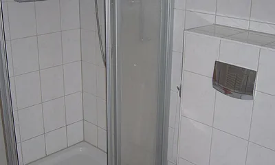 Dusche + WC mit Fenster