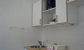 Die Küche mit Herd, Backofen, Kühlschrank, Kaffeeemaschine  und Geschirr macht Sie unabhängig von Restaurants. Sie können bei uns aber auch Frühstücksbuffet dazubuchen.