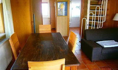 geradeauslinks Küche und rechts Bad,Treppe ins OG mit einem grossen offenen Schlafzimmer mit Doppelbett und Kinderbett,sowie ein kleines SZ mit zwei Einzelbetten