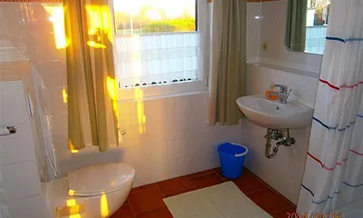 geräumiges Bad mit Waschtisch, WandWC und Dusche