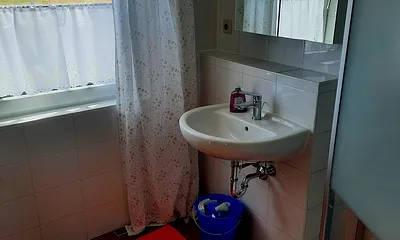 geräumiges Bad mit Waschtisch, WandWC und Dusche