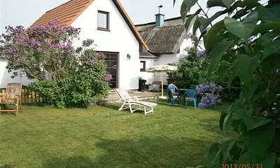 Westansicht mit Gartenmöbel