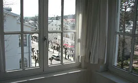 Vom Wintergarten der D202 Typ D302 blicken Sie auf die historischen Villen der Wilhelmstraße