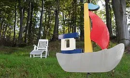 Der Garten unseres DÜNENHAUS lädt zum Ausruhen ein. Er liegt direkt an einem alten Buchenwald. Auch zur Straßenseite gibt es mehrere Sitzecken.