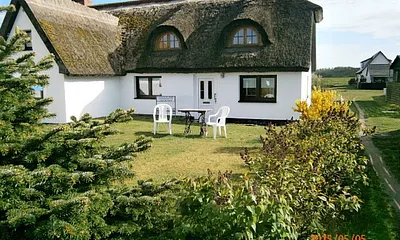 Aussenansicht mit sep.Eingang und Gartenstühlen