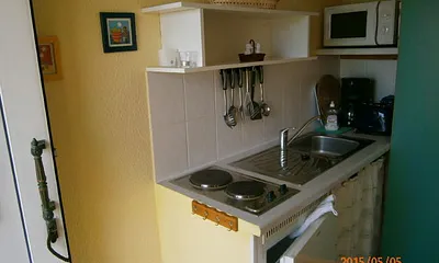 Küchenzeile mit 2-Plattenherd,Kühlschrank,Mikrowelle,Toaster u.Kaffeemaschine