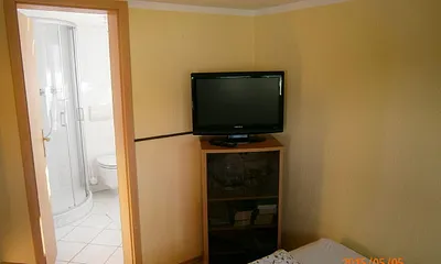 Vitrienenschrank mit Gläsern,Büchern und einiegen DVD`s,Sie können gerne bei uns noch weitere Bücher u. DVD`s ausleihen