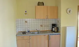 Die Küchenzeile mit Kaffeemaschine, Toaster und Wasserkocher.