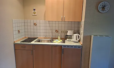 Die Küchenzeile mit Kaffeemaschine, Toaster und Wasserkocher.