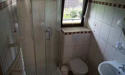 Das Bad mit Dusche und Handtuchtrockner.