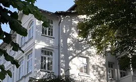 Unser restauriertes DÜNENHAUS bietet elegante Ferienwohnungen mit ein bis drei Zimmern. Es liegt mitten in einem Ensemble historischer Villen.