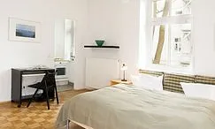 Im Hauptraum finden Sie auch einen Schreibtisch. DSL-  Internet ist möglich. 