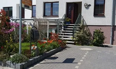 Hausansicht mit PKW-Stellfläche