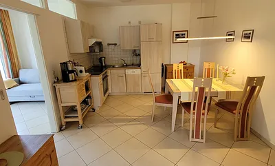 Küche mit Spülmaschine u. großzügigem Eßplatz, Blick aufs Balkonzimmer