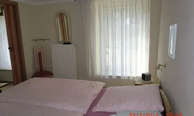 Schlafzimmer mit Doppelbetten 