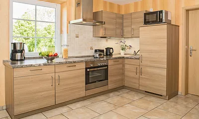 Vollausgestattete Küche mit Backofen, Geschrirrspüler, Kühlschrank und Mircrowelle