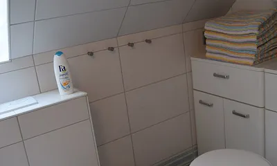 Badhocker,Handtücher,Föhn,Zahnputzb.,Babywanne vorhanden.