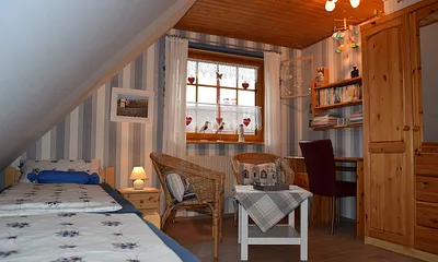 2.Schlfz.mit 2 Einzelb.Korbsesselgr.und Schreibtisch