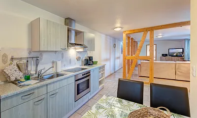 Küchenzeile mit Essplatz