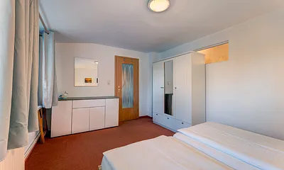 Schlafzimmer mit Doppelbett