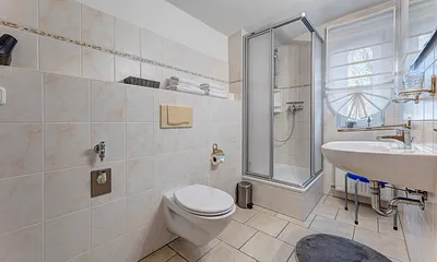 Tageslichtbad mit Dusche/WC und Fön