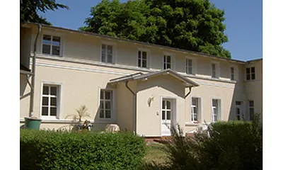 Hofansicht: die Wohnung liegt im Obergeschoss. Vor dem Haus befindet sich eine Terrasse. 