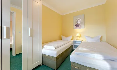 Schlafzimmer 2 mit 2 Einzelbetten und Kleiderschrank