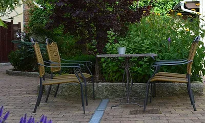 Sitzecke im begrünten Innenhof