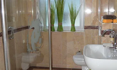 Marmorbad mit Walk-In-Dusche und WC