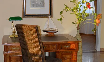 schöner Sekretär im Wohnbereich